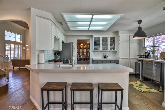 1398 Carissa St, Upland, CA 91784 - kitchen with a peninsula, backsplash, light countertops, and a breakfast bar
