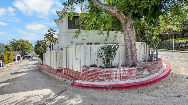 2001 Kenilworth Ave, Los Angeles, CA 90039 - view of side of home with stucco siding