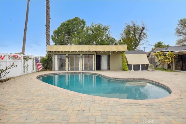 4662 Howard Ave, Los Alamitos, CA 90720 - view of swimming pool featuring a patio and fence