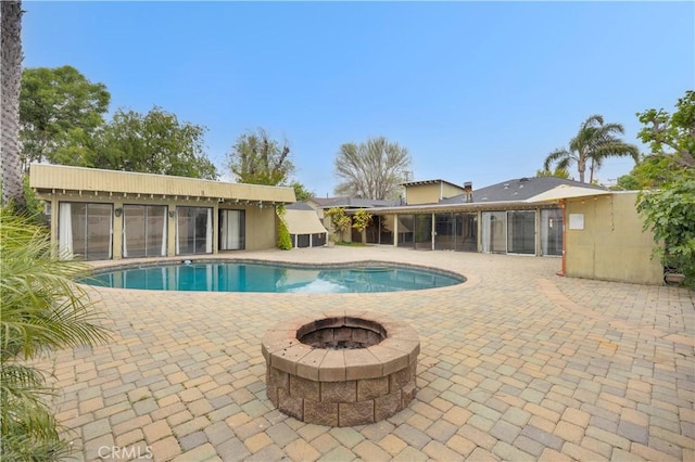 4662 Howard Ave, Los Alamitos, CA 90720 - swimming pool featuring a sunroom, a patio, and an outdoor fire pit