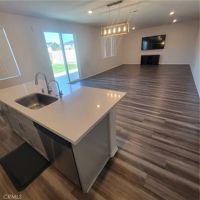 kitchen featuring a sink, open floor plan, dark wood-style flooring, and recessed lighting