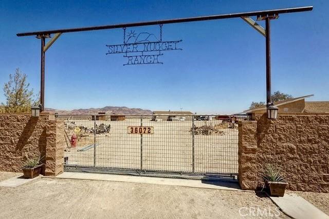 36072 Meadow Grove Rd, Yermo, CA 92398 - exterior space with fence