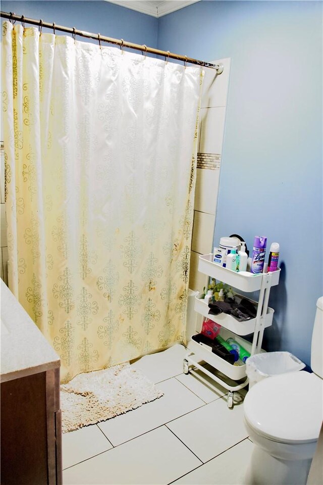 837 W 103rd St, Los Angeles, CA 90044 - bathroom with toilet, vanity, shower / bath combo with shower curtain, and tile patterned flooring