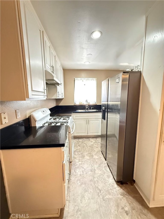 18122 Sundowner Way Unit 1108, Canyon Country, CA 91387 - kitchen with white gas stove, under cabinet range hood, stainless steel fridge with ice dispenser, a sink, and dark countertops