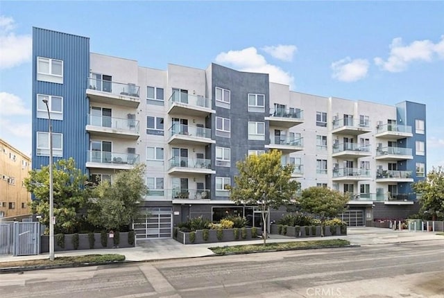 view of apartment building / complex