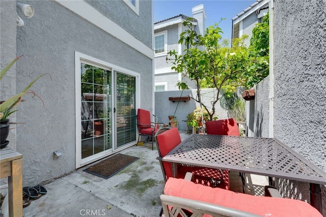 2461 Oneida St Unit B, Pasadena, CA 91107 - fenced backyard with a patio area and outdoor dining area