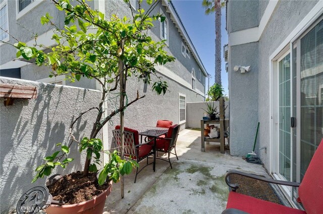 2461 Oneida St Unit B, Pasadena, CA 91107 - fenced backyard featuring a patio