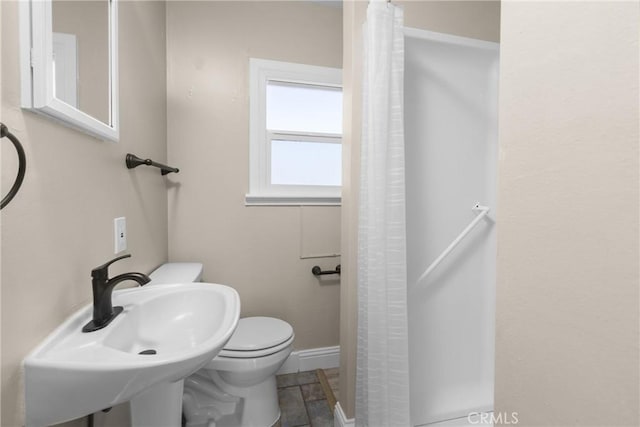 540 Avalon St, Morro Bay, CA 93442 - full bath featuring toilet, a shower with shower curtain, a sink, and baseboards