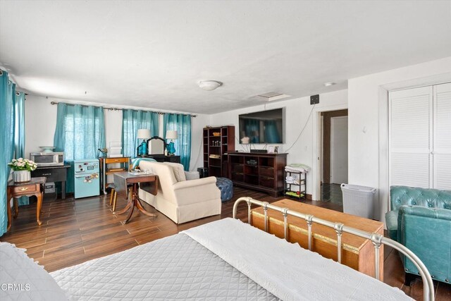 1037 Cortina Ct, Orland, CA 95963 - living area featuring wood finished floors