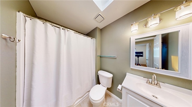 279 White Oak Rd, Lake Elsinore, CA 92530 - full bath with toilet, vanity, baseboards, a shower with curtain, and vaulted ceiling