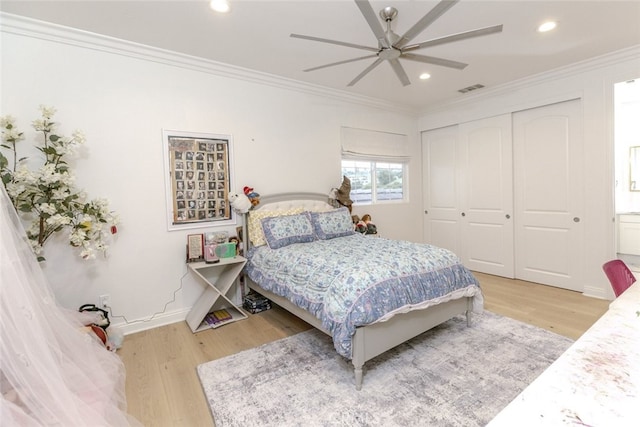 bedroom featuring wood finished floors, ornamental molding, recessed lighting, a closet, and a ceiling fan