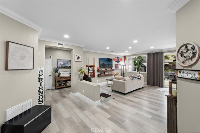 living room featuring crown molding, recessed lighting, light wood-style flooring, and baseboards