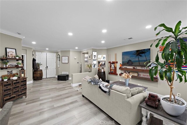 living room featuring recessed lighting, ornamental molding, light wood finished floors, and baseboards