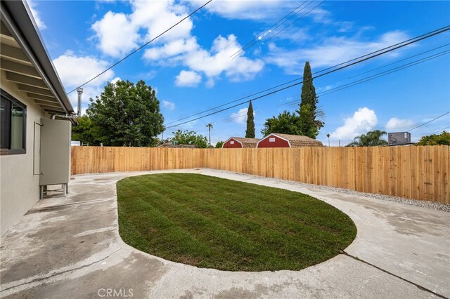 view of yard featuring a patio area