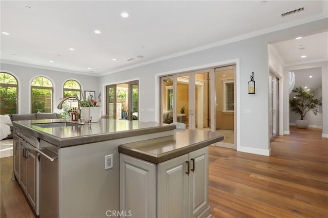 25 Tenderfoot, Irvine, CA 92602 - kitchen with a sink, wood finished floors, a center island with sink, recessed lighting, and baseboards