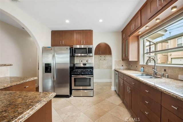4718 Dawes St, San Diego, CA 92109 - kitchen with stainless steel appliances, a sink, arched walkways, tasteful backsplash, and recessed lighting