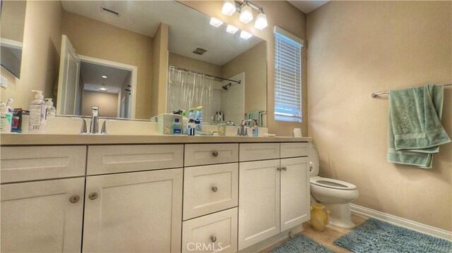 full bath with toilet, double vanity, a shower with shower curtain, and baseboards