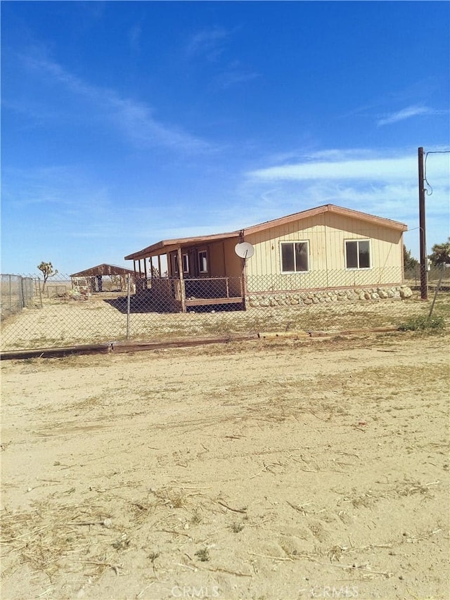 4626 Duncan Rd, Phelan, CA 92371 - view of front of home featuring fence