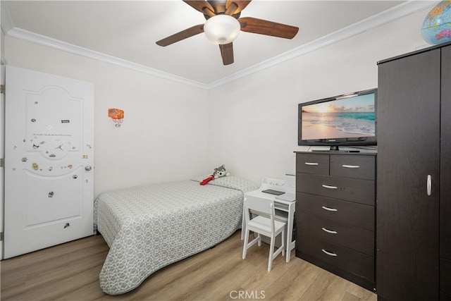 bedroom with crown molding, light wood-style floors, and ceiling fan