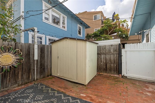 1122 Loma Dr, Hermosa Beach, CA 90254 - view of shed with a fenced backyard