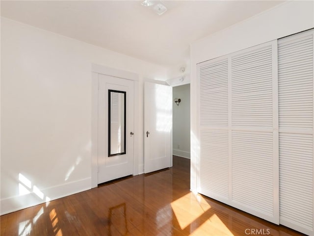 1122 Loma Dr, Hermosa Beach, CA 90254 - unfurnished bedroom with wood finished floors, baseboards, and a closet