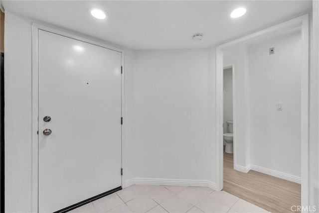 foyer entrance featuring baseboards and recessed lighting