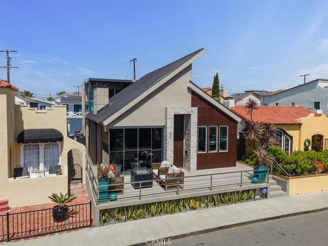 29 W Neapolitan Ln, Long Beach, CA 90803 - back of property with stucco siding