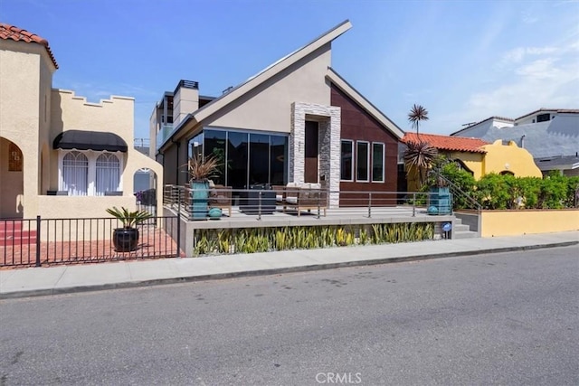29 W Neapolitan Ln, Long Beach, CA 90803 - view of front facade with stucco siding and fence