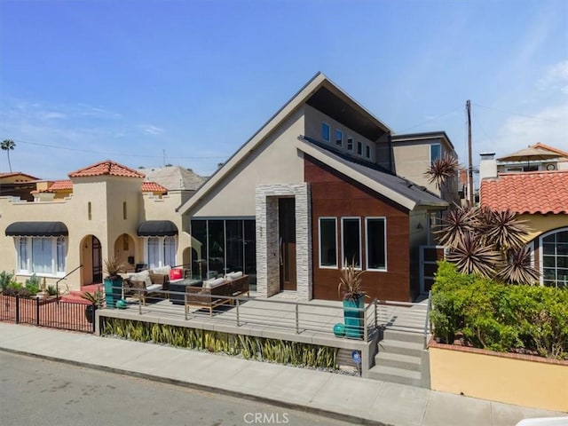 29 W Neapolitan Ln, Long Beach, CA 90803 - view of front of home with stucco siding and a fenced front yard