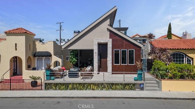 29 W Neapolitan Ln, Long Beach, CA 90803 - view of front of property featuring a fenced front yard, stucco siding, and stone siding