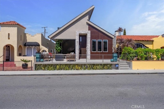 29 W Neapolitan Ln, Long Beach, CA 90803 - view of front of property featuring stucco siding and fence