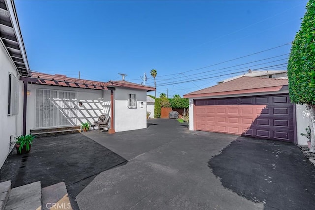1933 W 147th St, Gardena, CA 90249 - detached garage featuring fence