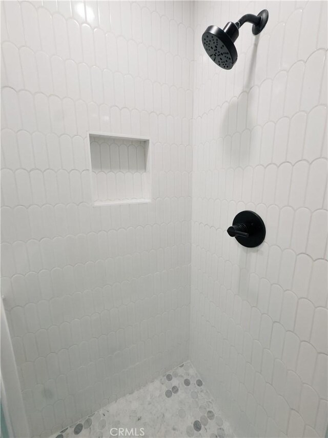full bath featuring tiled shower