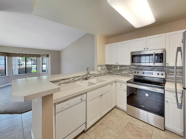 1074 Merrill Cir, Hemet, CA 92545 - kitchen with stainless steel appliances, a sink, tasteful backsplash, a peninsula, and white cabinetry