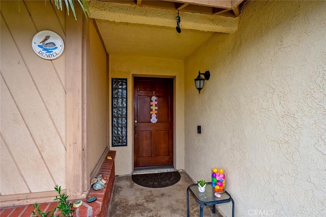 property entrance featuring stucco siding
