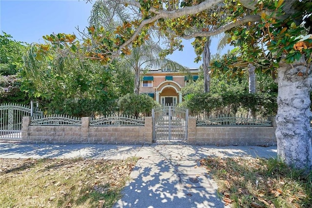 1023 S Wilton Pl, Los Angeles, CA 90019 - view of front of home featuring a gate and a fenced front yard
