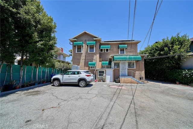 1023 S Wilton Pl, Los Angeles, CA 90019 - townhome / multi-family property featuring fence and brick siding