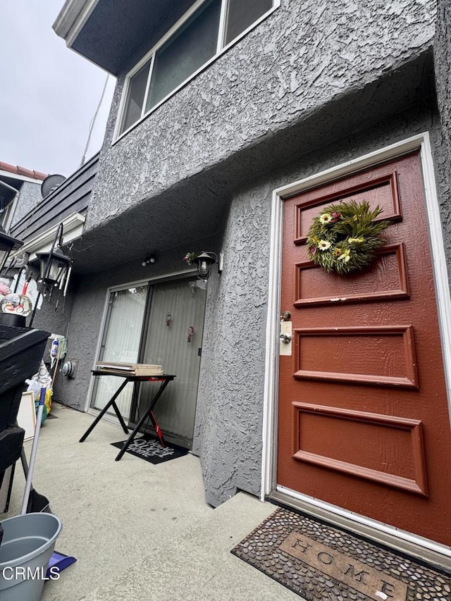 view of exterior entry with stucco siding