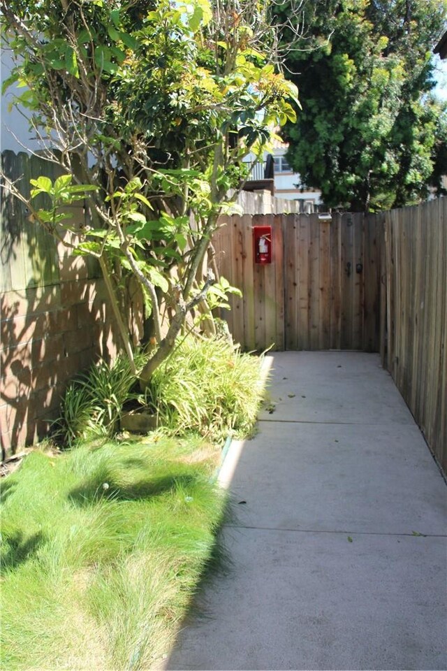220 S Guadalupe Ave Unit 5, Redondo Beach, CA 90277 - view of yard