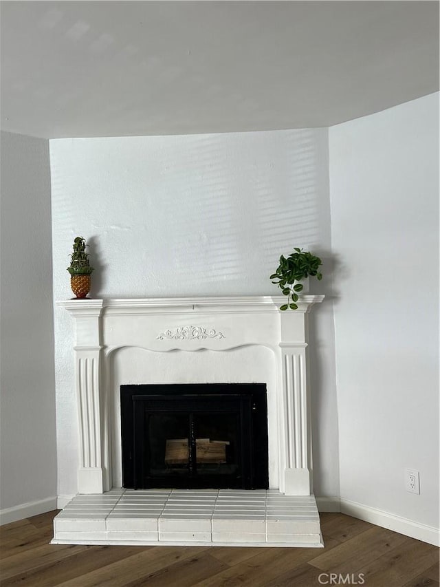 6990 Caminito Perico, San Diego, CA 92119 - detailed view of a fireplace with raised hearth and wood finished floors