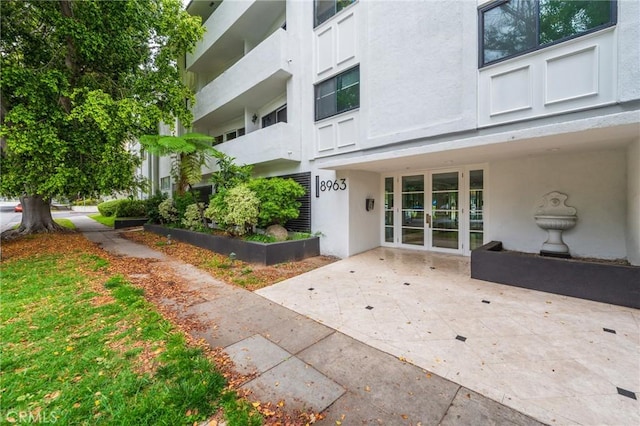 8963 Burton Way Unit 103, Los Angeles, CA 90048 - doorway to property featuring stucco siding and a patio area