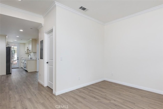 81 N Grand Oaks Ave Unit 102, Pasadena, CA 91107 - empty room featuring ornamental molding, light wood finished floors, a sink, baseboards, and recessed lighting