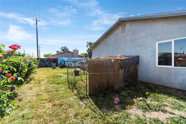 1451 Segovia Ct, Madera, CA 93638 - view of yard featuring fence