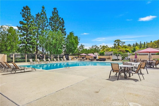 22951 Caminito Viento, Laguna Hills, CA 92653 - community pool with fence and a patio area