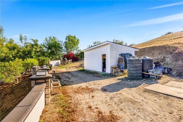 view of yard featuring an outdoor structure