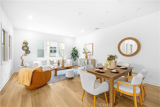 dining space featuring light wood-style floors, baseboards, and recessed lighting