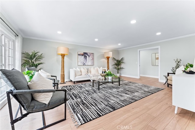 living area featuring recessed lighting, light wood-type flooring, crown molding, and baseboards