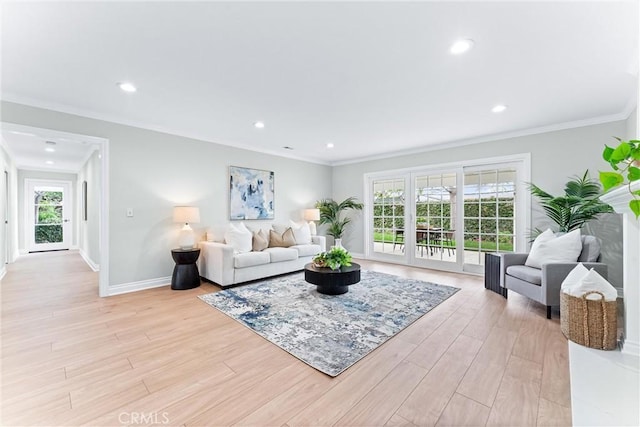 living area featuring light wood-style floors, recessed lighting, ornamental molding, and baseboards