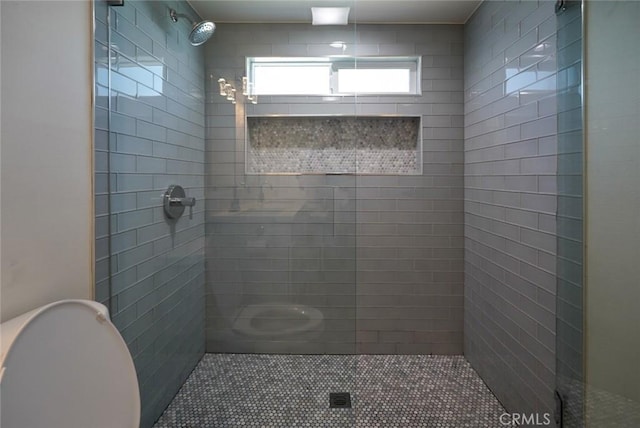 bathroom featuring a tile shower