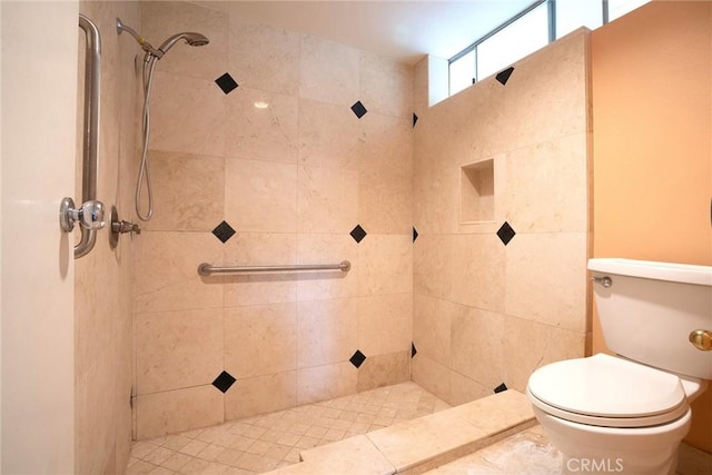 full bath with tiled shower and toilet
